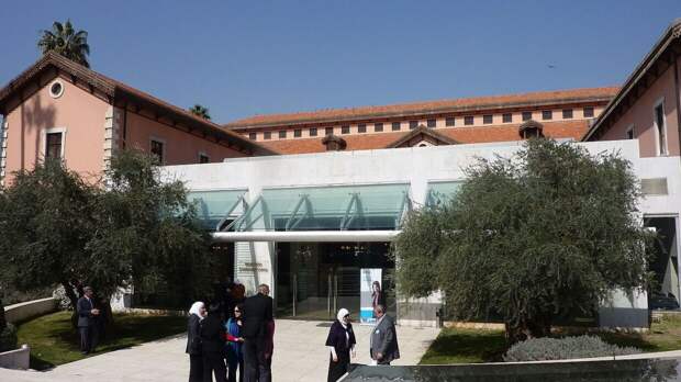 Асад поддерживает студентов, возвращая образование в Сирии на довоенный уровень Вход в историческое здание Университета Дамаска.