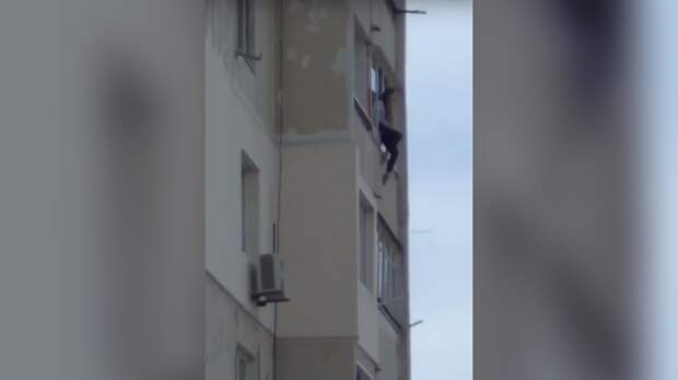 В Ялте девушка угрожала выпрыгнуть из окна 11-го этажа
