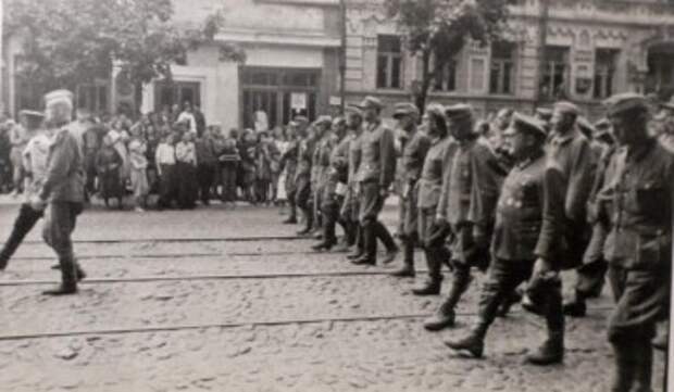 16 августа 1944 года. Конвоирование немецких военнопленных по Киеву