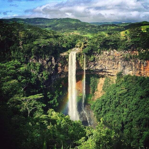 Этот фотограф смог снять водопад Шамарель на Маврикии с радугой и пышной зеленью. разница, фотографии