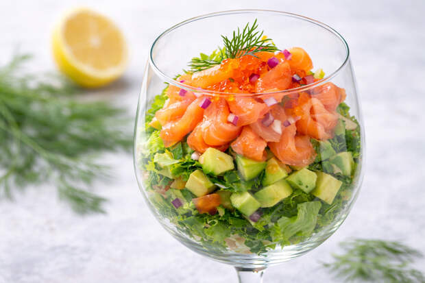 Салат с семгой в бокале