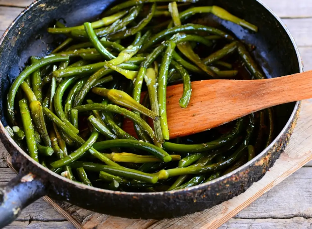 Чесночные стрелки маринованные рецепты быстро и вкусно. Чесночные стрелки. Стрелки чеснока. Чесночные стрелки жареные. Чесночные стручки.