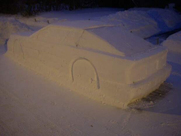 Канадские полицейские попытались оштрафовать вылепленный из снега автомобиль