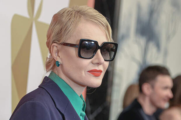 59-летняя Рената Литвинова в облегающем комбинезоне прошлась по Парижу