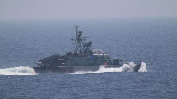 Иранский патрульный корабль прогнал корабль ВМС США