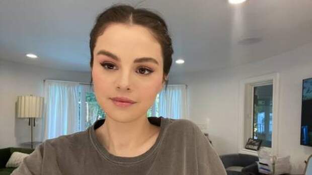 Как выглядит самый смелый тренд маникюра 2021: подсмотрим у Селены Гомес