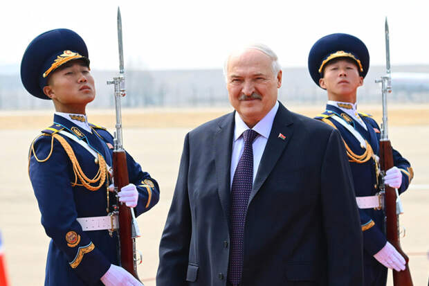Лукашенко в КНДР угостили заливным из гусиной печенки и блинами из маша