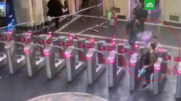 Мужчина с букетом напал на пассажирку столичного метро: видео