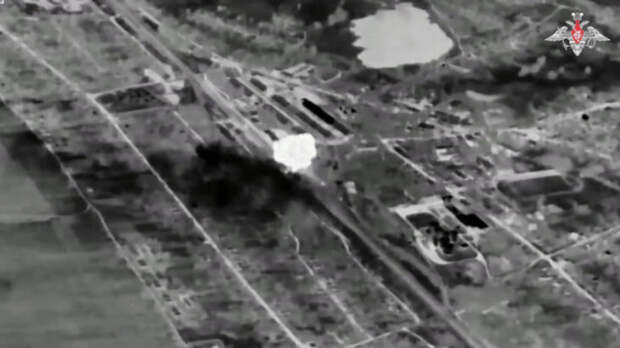 ФИКСАЦИЯ РЕЗУЛЬТАТА УДАРА СДЕЛАНА ПРИ ПОМОЩИ БЕСИЛОТНИКА "ОРЛАН". СКРИНШОТ ВИДЕО МИНОБОРОНЫ РОССИИ.