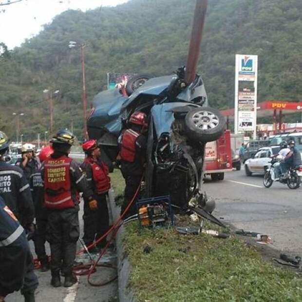В столице Венесуэлы машина обняла столб авария, дтп, столб