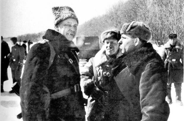 Начальник Иманского (Дальнереченского) пограничного отряда Д. Леонов ставит боевую задачу подполковнику Е. Яншину (справа) и майору П. Косинову (в центре). 15 марта 1969 г. о. Даманский