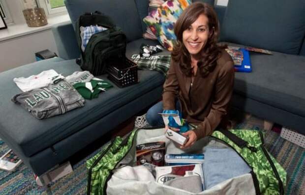 Женщина, которая пакует вещи детей в летний лагерь за $ 1000.