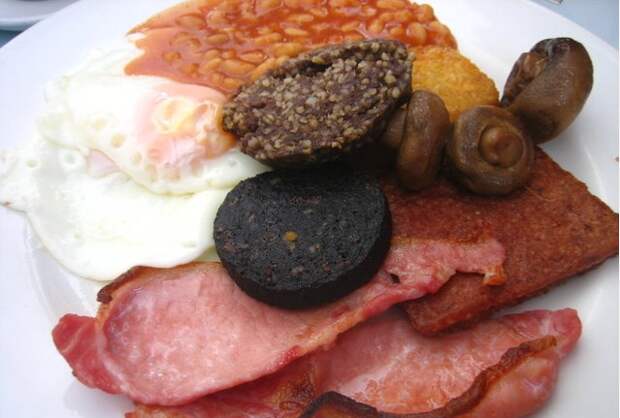 fried egg, back bacon, sausage links, black pudding, buttered toast, baked beans
