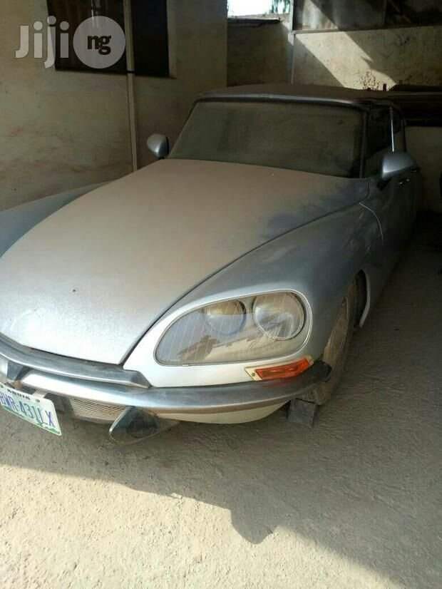 А вот Citroen DS — тоже выглядит неплохо, хотя ездят на нем, видимо, нечасто. авто, автомир, автомобили, нигерия, олдтаймер, реставрация, ретро авто