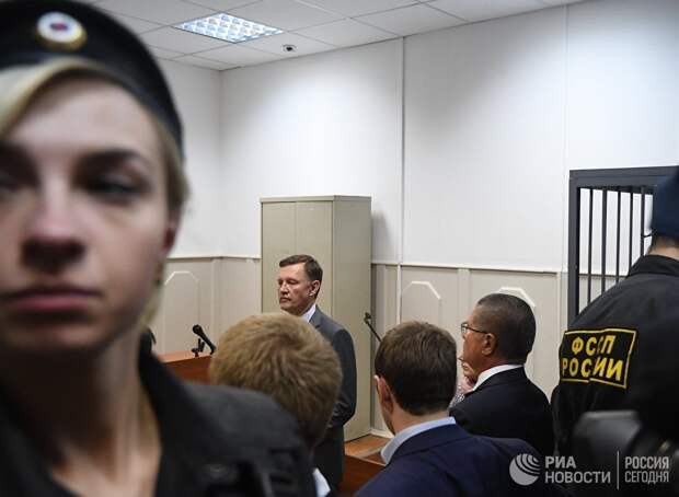 Министр экономического развития РФ Алексей Улюкаев в здании Басманного суда города Москвы Министр экономического развития РФ Алексей Улюкаев в здании Басманного суда города Москвы