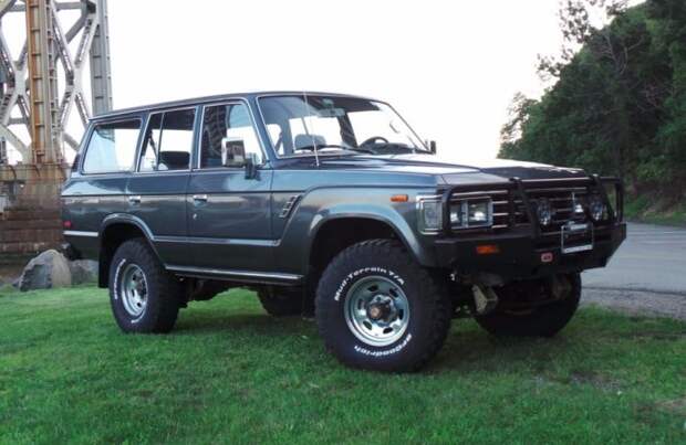 Внедорожник Toyota Land Cruiser сохраняет статус живой легенды.