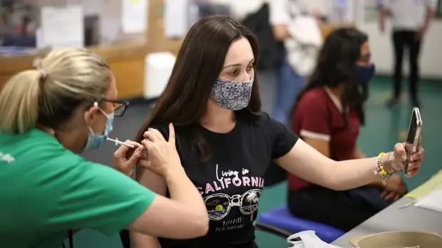 Приложения для знакомств поощрят привившихся от COVID-19 пользователей в Великобритании