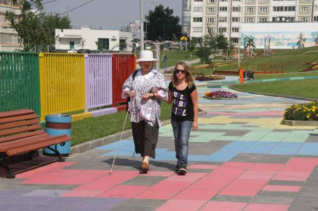 Общение итальянцев. Приколы про маленькие города. Поговорим города. Туристы на улице. Поговорим города.