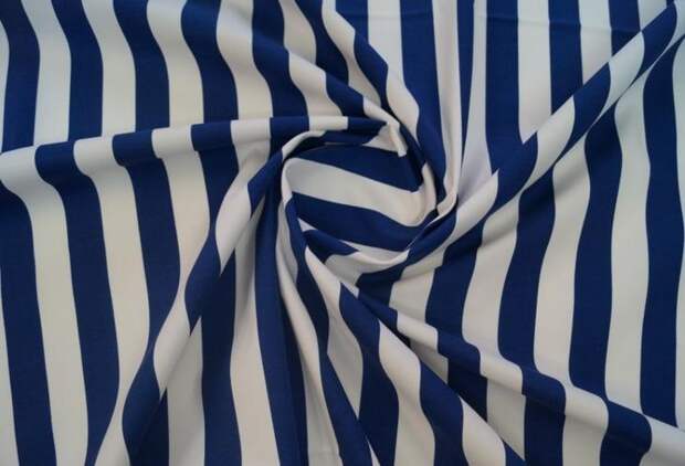 Окрашеный в сине-белую полосу хлопок - отличный материал для пошива летних женских брюк