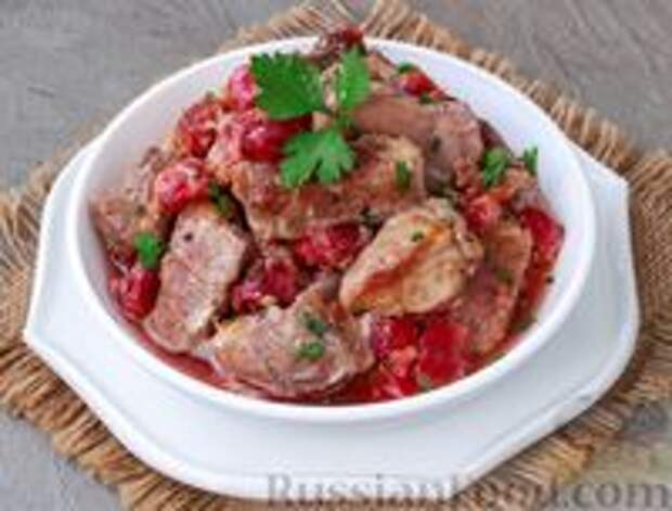 Фото к рецепту: Мясо, запечённое с вишней, в духовке