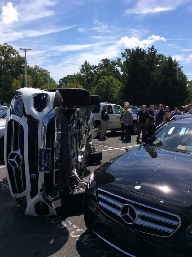 Женщина устроила аварию во время тест-драйва Mercedes mercedes, авария, дтп, тест-драйв