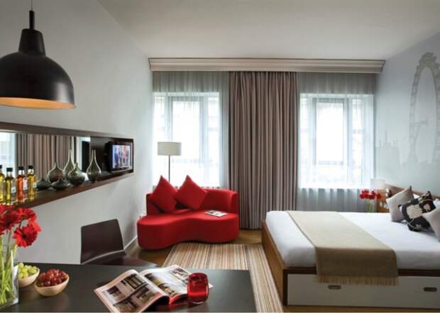 Яркие декоративные элементы помогают разнообразить цветовую гамму интерьера спальной комнаты.