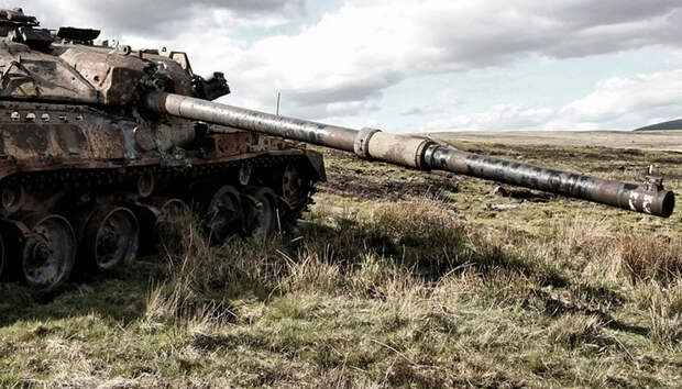 В зоне СВО заметили редкий танк Т-55АМ с «бровями Ильича»