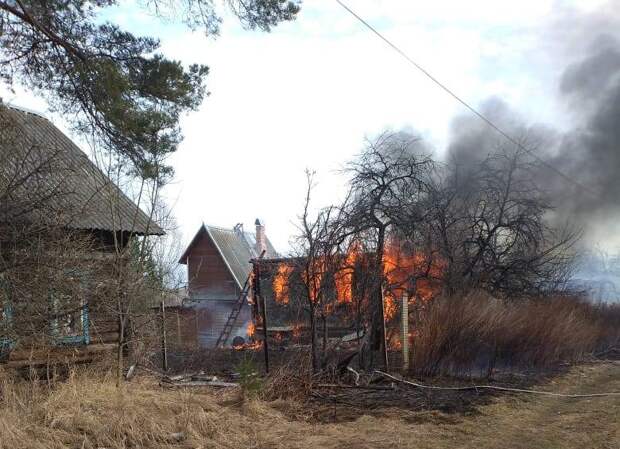 Пожар в Нелидовском округе уничтожил три дома