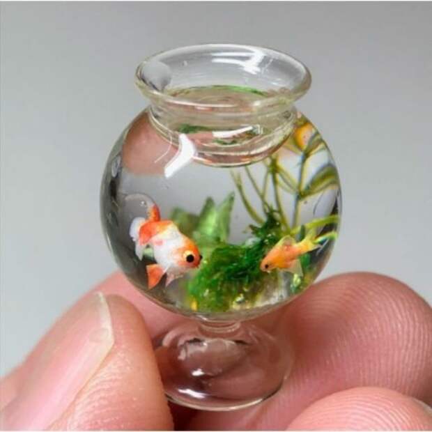 Японская художница создаёт прекрасно детализированные миниатюрные пруды и аквариумы с золотыми рыбками