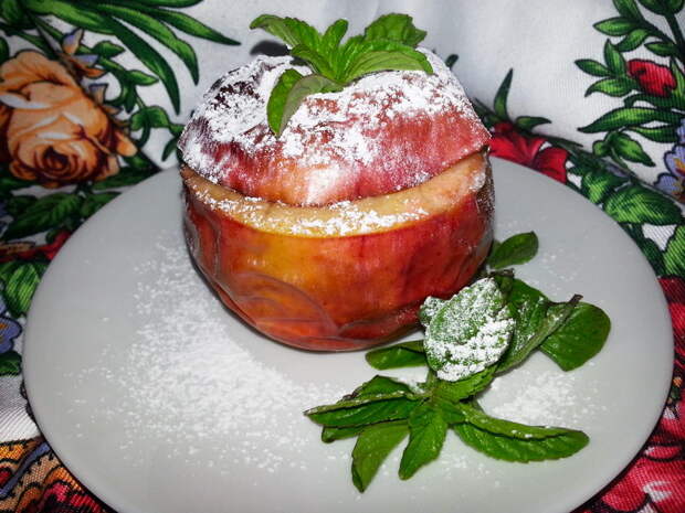 Идеальный завтрак и вкусный десерт (рецепт печеных яблоки, фаршированные бананом)