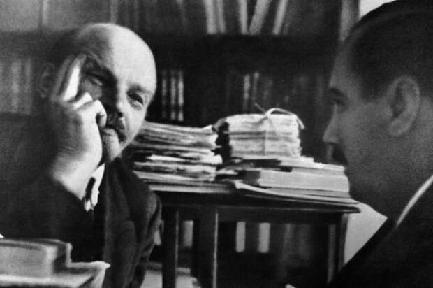 Картинки по запросу фото встреча Владимира Ленина с английским писателем-фантастом Гербертом Уэллсом.