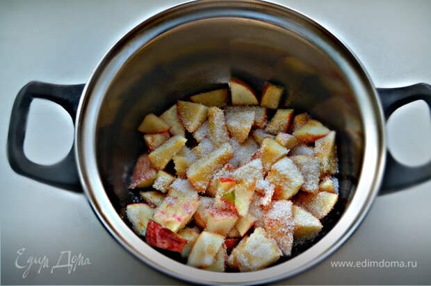 Оставшиеся яблоки нарежьте кубиками. Добавьте сахар, немного лимонного сока и потушите до мягкости на слабом огне.