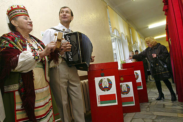 Голосование на третьем белорусском референдуме, 17 октября 2004 года. Фото: Сергей Гриц / AP 