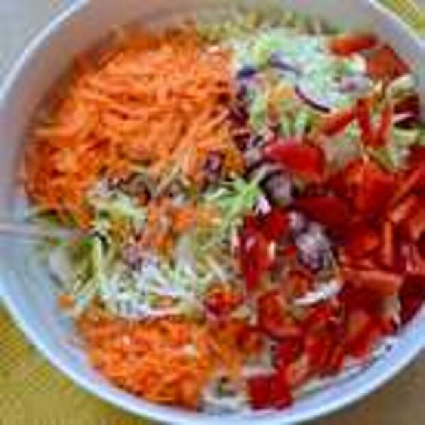 Добавить в миску салатом остальные овощи; натертую на крупной терке морковь и нарезанный небольшими кубиками сладкий перец.