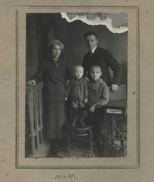 Борис с родителями Клавдией и Николаем и братом Михаилом, Березники, 1939г.