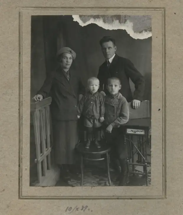 Борис с родителями Клавдией и Николаем и братом Михаилом, Березники, 1939г. Борис с родителями Клавдией и Николаем и братом Михаилом, Березники, 1939г.