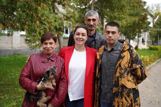 Лидер тверских волонтеров Юлия Саранова проголосовала вместе с семьей – папой, мамой и братом