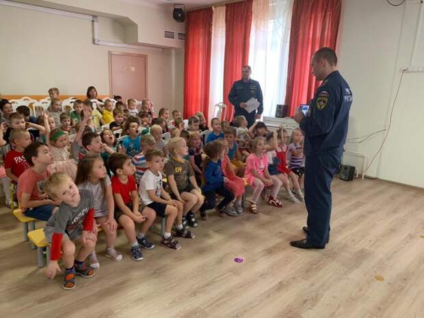 Пожарные 55 ПСЧ провели в детском садике открытый урок. Фото: МЧС
