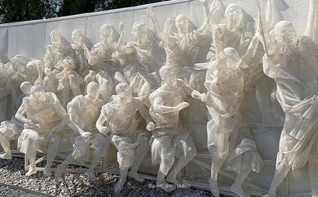 В парке Галицкого в Краснодаре рассказали, что необычный арт-объект «Искусственная среда» выполнен с живых людей