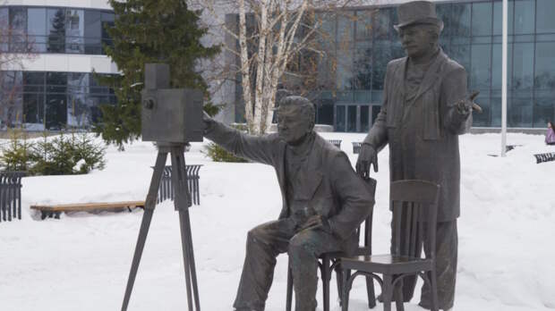 В Екатеринбурге облили красной краской памятник братьям Люмьер