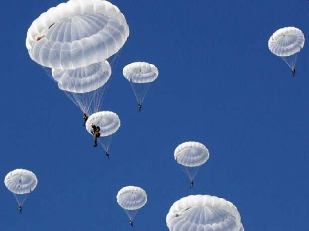 Учения ВДВ РФ впечатлили Украину численностью парашютистов и самолетов в небе полуострова