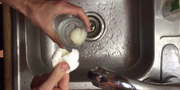 Чистим вареные яйца за пару секунд