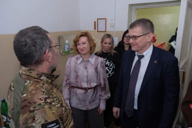 Участникам СВО в военном госпитале вручили новогодние подарки