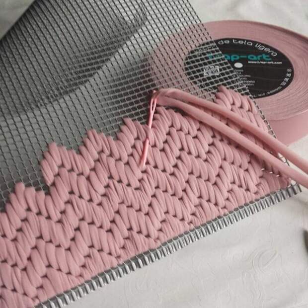 Необычное использование канвы для вышивки. Практично и очень красиво!