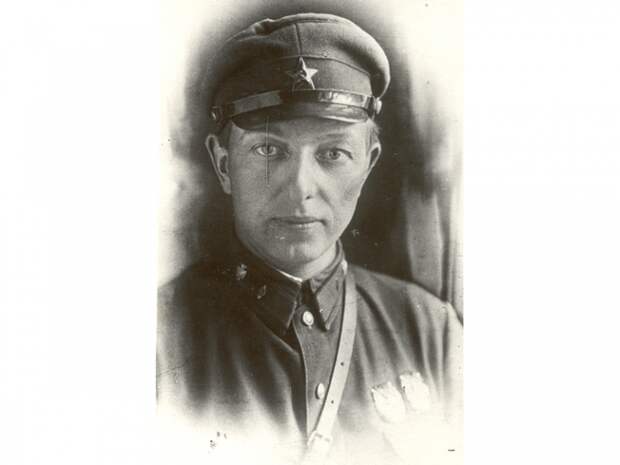 На фото: Альфред Тылтынь нелегальный резидент во Франции. Он возглавил резидентуру после отъезда Скоковской.