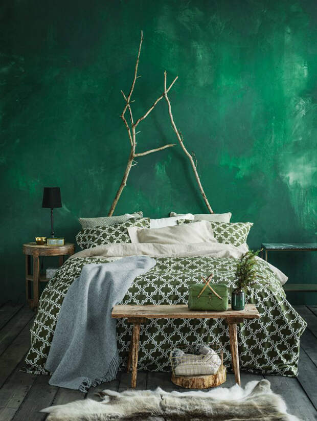Спальня с эффектной стеной изумрудного цвета.