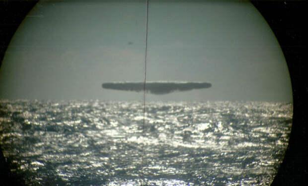 Подводники сняли фото неопознанных летающих объектов