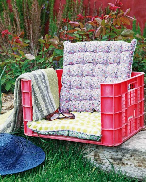 Кресло для сада из пластикового ящика и подушек.