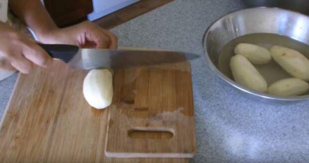 Чистим картошку, укладываем доски и делаем надрезы. /Фото: youtune.com.
