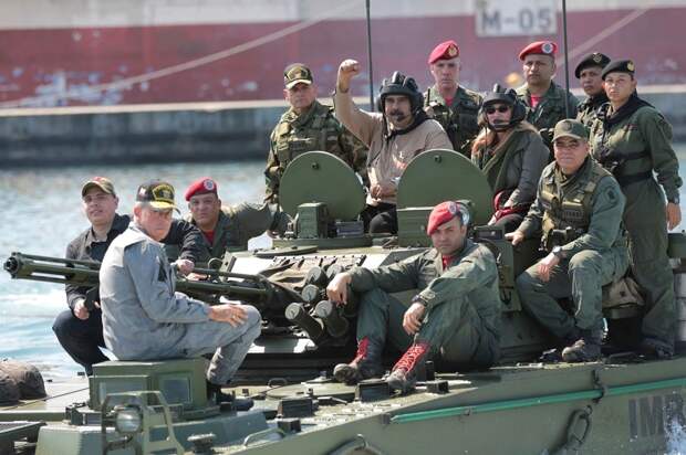 Президент Венесуэлы Мадуро с военными.jpg